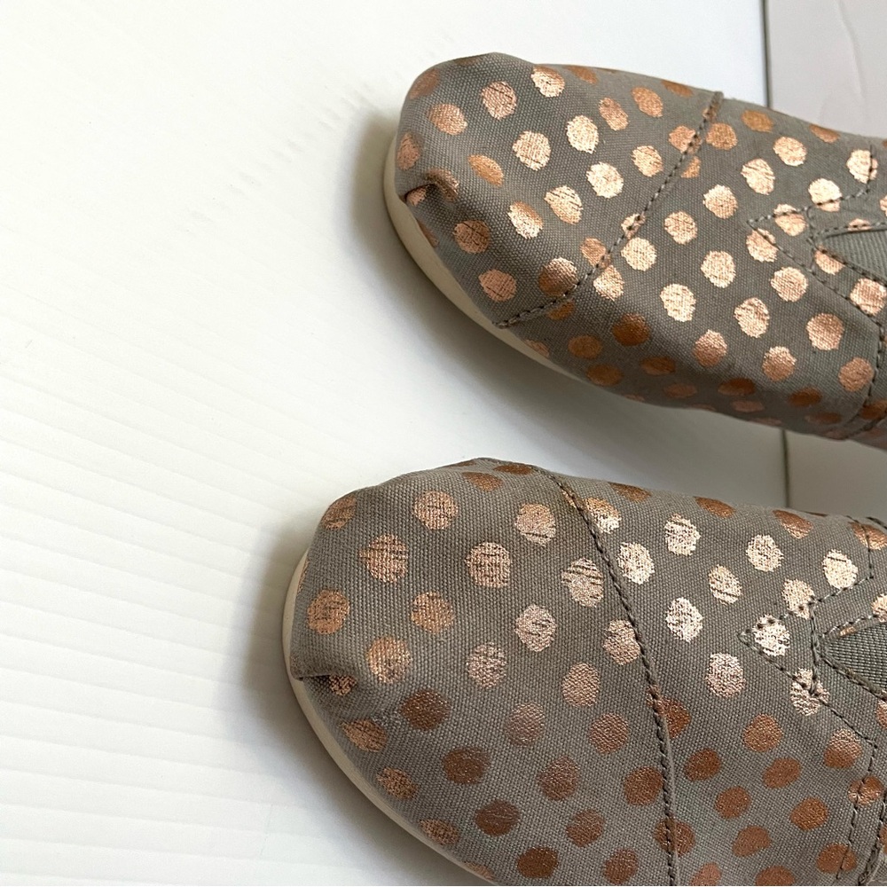 TOMS - WOMEN'S SEASONAL CLASSICS ALPARGATA FLAT SHOES ROSE GOLD POLKA DOTS - Picture 4 of 7
